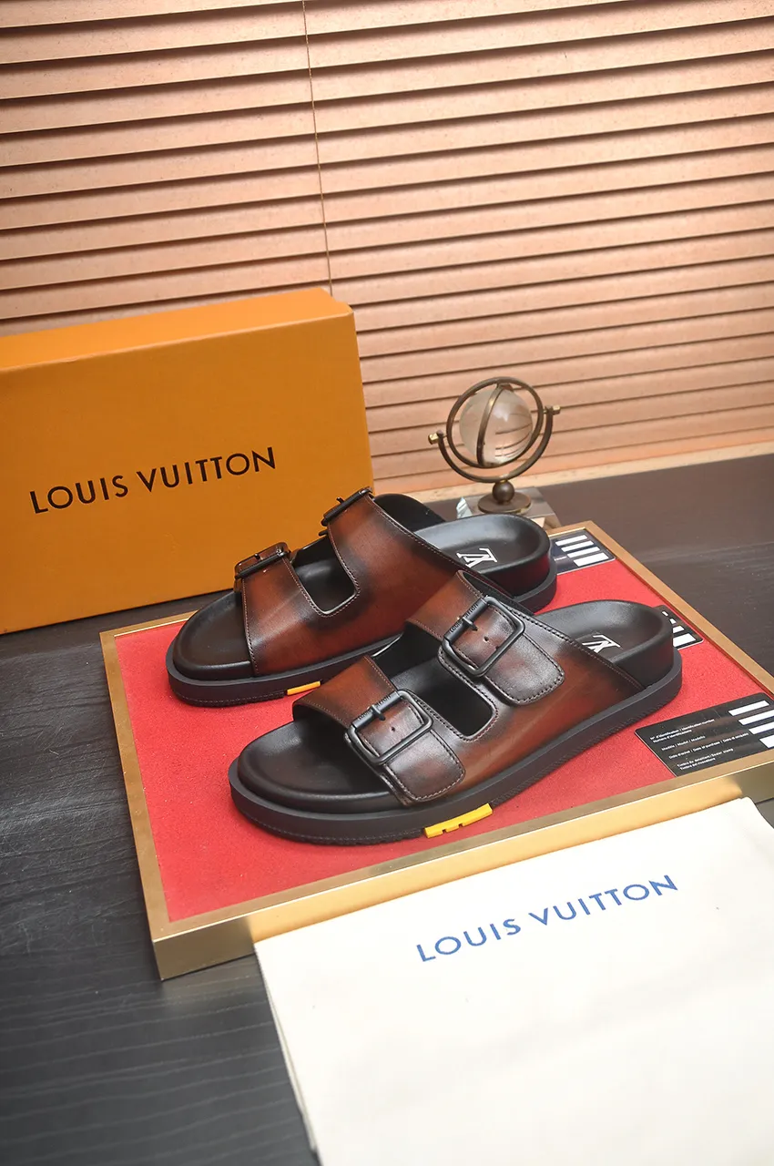 Men's shoes 💰400💶 [Louis Vuitton LV slippers] (high-end cowhide) counter 1:1 fashion style, a must-have for summer! The designer used LV’s iconic outsole. The original simple slippers instantly become fashionable! The upper is made of flexible special cowhide leather straps alternately, and the workmanship is exquisite! A must-have for stylish men in summer, size 38-45 (45 customized)